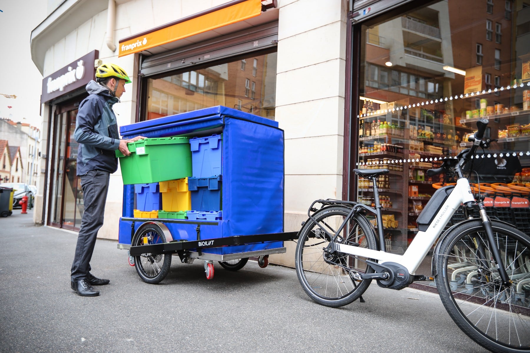 Armoire mobile isotherme pour transport cyclo-logistique de denrées alimentaires