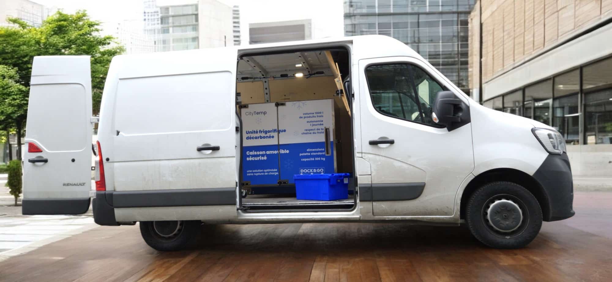 camion de livraison équipé de conteneurs isothermes pour le transport du frais