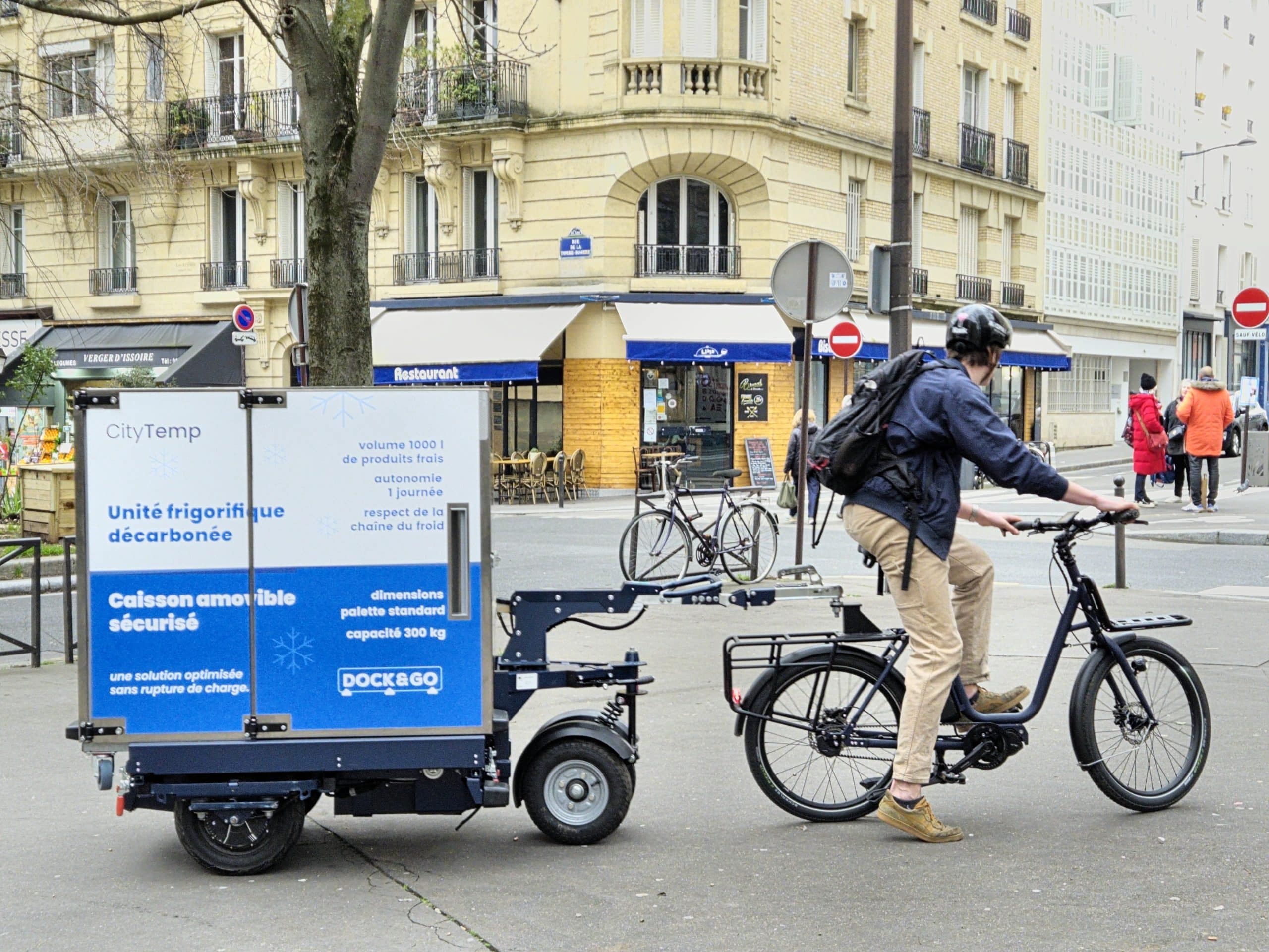 Equipe de livraison utilisant un conteneur isotherme CityTemp