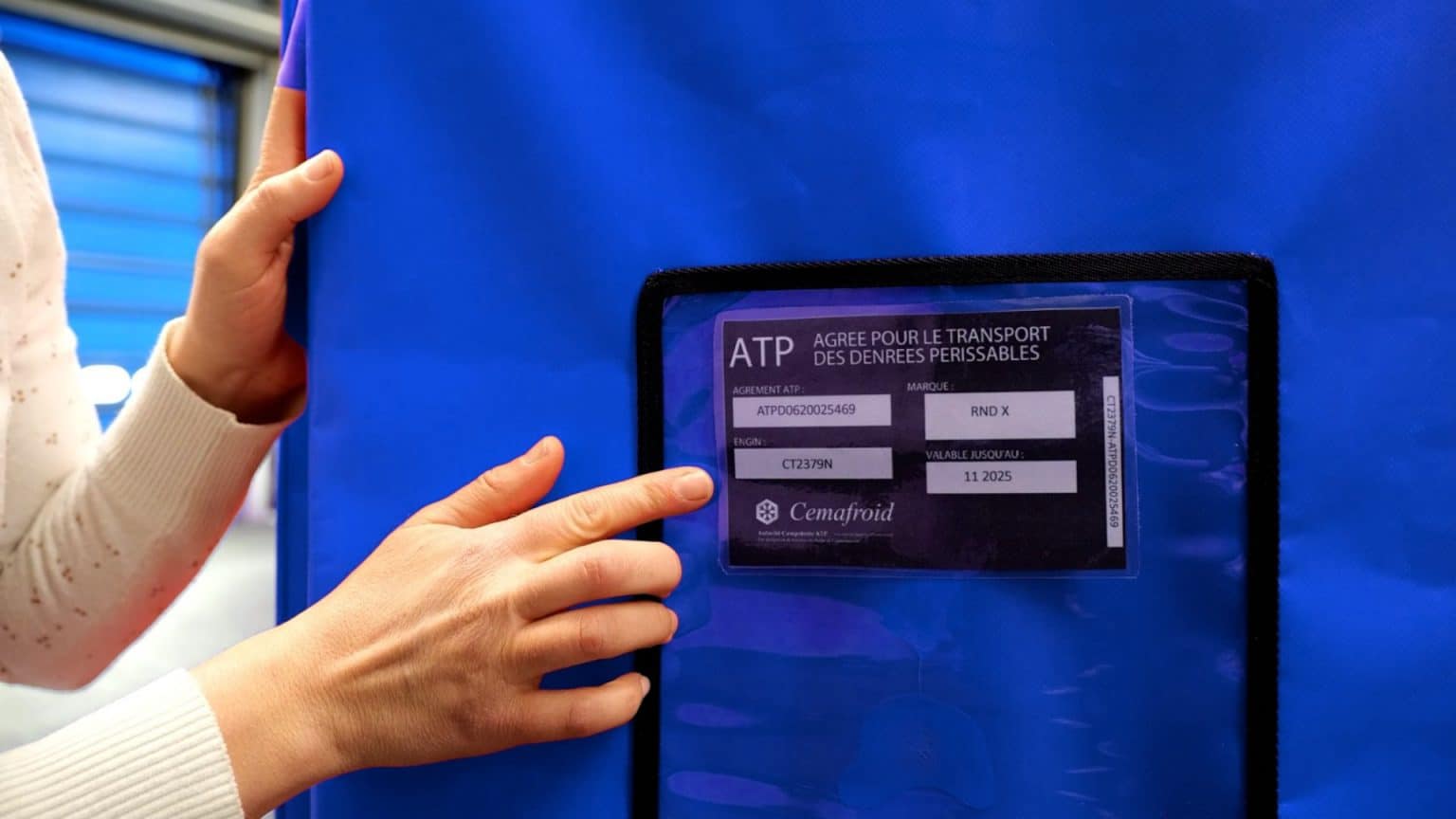 Étiquette ATP apposée sur un conteneur isotherme CarryTemp XXL